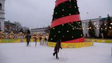 Возле главной ёлки Бреста открыли каток